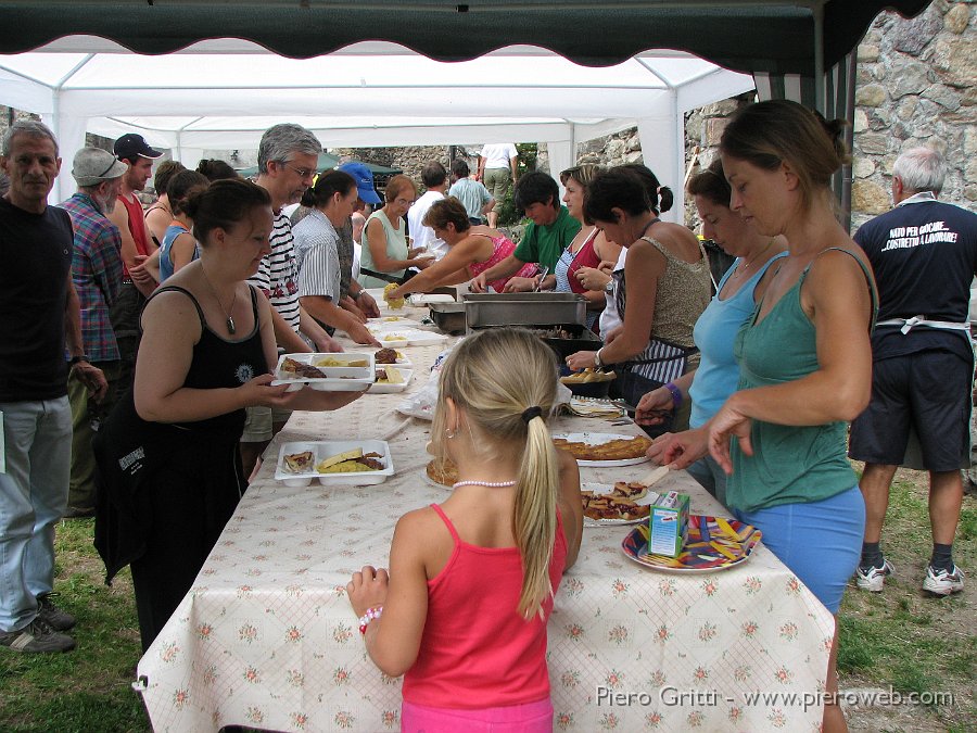 Pusdosso-Festadestate08 055.jpg - e...,a mezzogiornio,   il pranzo è servito: polenta, brasato, salamino, costina alla griglia, formaggio della valle, crostata casalinga, caffè!